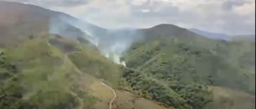 Caraş Severin: Incendiu de vegetaţie uscată şi păşune împădurită, în comuna Slatina-Timiş, într-o zonă greu accesibilă. Intervin zeci de pompieri, dar şi un elicopter dotat cu sistem de stingere  – FOTO, VIDEO