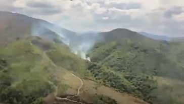 Caraş Severin: Incendiu de vegetaţie uscată şi păşune împădurită, în comuna Slatina-Timiş, într-o zonă greu accesibilă. Intervin zeci de pompieri, dar şi un elicopter dotat cu sistem de stingere  – FOTO, VIDEO