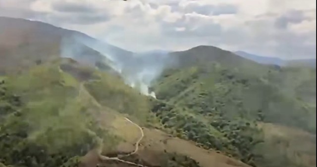 Caraş Severin: Incendiu de vegetaţie uscată şi păşune împădurită, în comuna Slatina-Timiş, într-o zonă greu accesibilă. Intervin zeci de pompieri, dar şi un elicopter dotat cu sistem de stingere  – FOTO, VIDEO