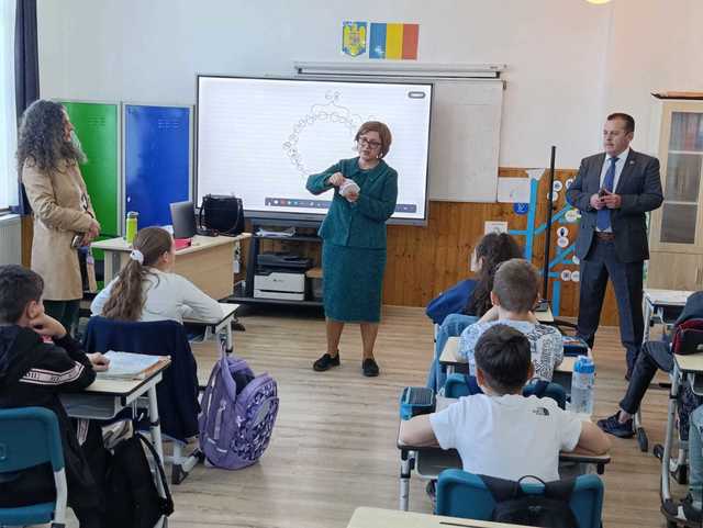 Nou program de educaţie pentru sănătatea orală, lansat de Colegiul Medicilor Stomatologi – Peste 1.500 de copii din mediul rural vor învăţa cum să îşi îngrijească dinţii corect / 66,3% dintre copii se confruntă cu carii dentare