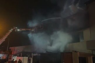 Incendiu în Bucureşti. Focul a cuprins mai multe imobile, afectând o suprafaţă totală de aproximativ 800 mp. A fost remis mesaj RO-ALERT – FOTO, VIDEO