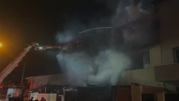 Incendiu în Bucureşti. Focul a cuprins mai multe imobile, afectând o suprafaţă totală de aproximativ 800 mp. A fost remis mesaj RO-ALERT – FOTO, VIDEO