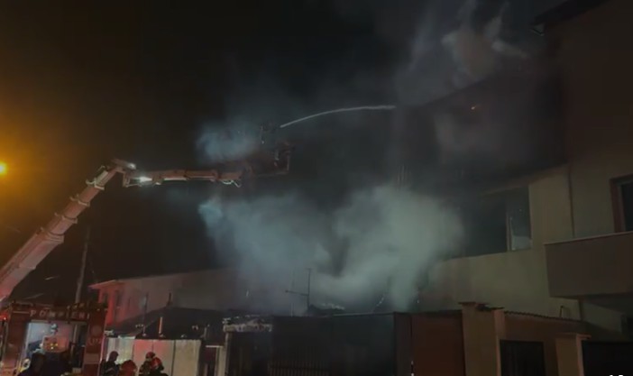 Incendiu în Bucureşti. Focul a cuprins mai multe imobile, afectând o suprafaţă totală de aproximativ 800 mp. A fost remis mesaj RO-ALERT – FOTO, VIDEO