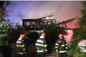 Incendiu la un restaurant şi trei magazine, pe şoseaua Colentina din Capitală/ Şapte persoane, evacuate dintr-un bloc din apropiere, din cauza degajărilor de fum/ O persoană a primit ajutor medical după un atac de panică – VIDEO
