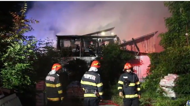 Incendiu la un restaurant şi trei magazine, pe şoseaua Colentina din Capitală/ Şapte persoane, evacuate dintr-un bloc din apropiere, din cauza degajărilor de fum/ O persoană a primit ajutor medical după un atac de panică – VIDEO