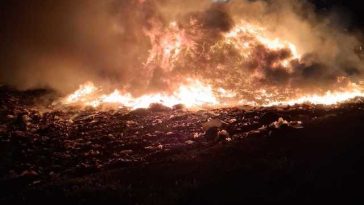 Incendiu puternic la groapa de gunoi a municipiului Oradea – FOTO, VIDEO