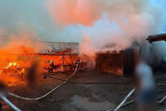 Suceava: Un incendiu violent a cuprins două adăposturi de animale, în localitatea Frătăuţii Vechi – FOTO