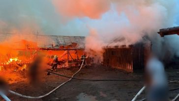 Suceava: Un incendiu violent a cuprins două adăposturi de animale, în localitatea Frătăuţii Vechi – FOTO