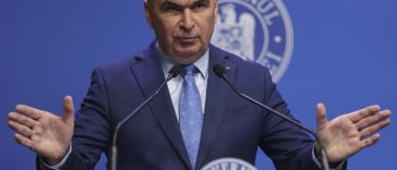 Bolojan, întrebat dacă sunt decizii pe care le regretă: Decizia de aducere a impozitelor pe proprietate la o valoare apropiată de cea de piaţă nu a putut fi analizată în detaliu ca impact / Când lucrezi în forţă, nu întotdeauna lucrurile ies perfect