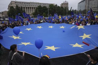 Sute de persoane, la manifestaţia de Ziua Europei de la Bucureşti/ Oamenii au participat la un marş din Piaţa Universităţii în Piaţa Victoriei – FOTO