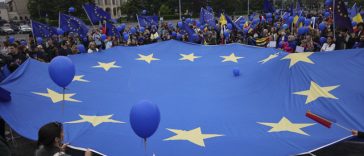 Sute de persoane, la manifestaţia de Ziua Europei de la Bucureşti/ Oamenii au participat la un marş din Piaţa Universităţii în Piaţa Victoriei – FOTO