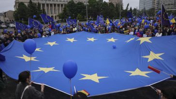 Sute de persoane, la manifestaţia de Ziua Europei de la Bucureşti/ Oamenii au participat la un marş din Piaţa Universităţii în Piaţa Victoriei – FOTO