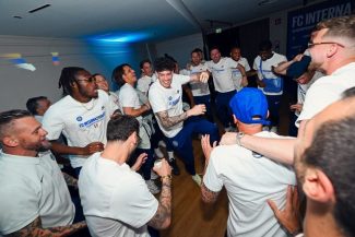 Inter Milano a publicat un nou filmuleţ în care jucătorii sărbătoresc titlul pe melodia “Made in Romania” – VIDEO