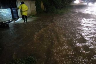 Locuinţe, străzi şi curţi inundate în Iaşi, în urma ploilor torenţiale/ Avertizări de inundaţii pe râuri din bazinul Vămăşoaia şi pe afluenţi ai Siretului/ A fost emis mesaj RO-Alert – FOTO, VIDEO
