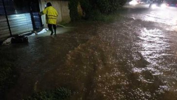Locuinţe, străzi şi curţi inundate în Iaşi, în urma ploilor torenţiale/ Avertizări de inundaţii pe râuri din bazinul Vămăşoaia şi pe afluenţi ai Siretului/ A fost emis mesaj RO-Alert – FOTO, VIDEO