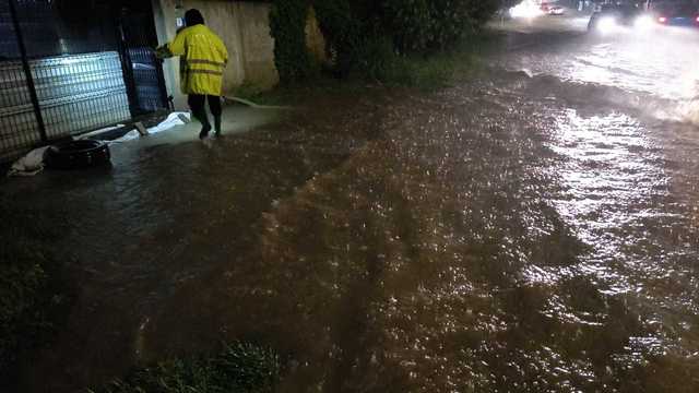 Locuinţe, străzi şi curţi inundate în Iaşi, în urma ploilor torenţiale/ Avertizări de inundaţii pe râuri din bazinul Vămăşoaia şi pe afluenţi ai Siretului/ A fost emis mesaj RO-Alert – FOTO, VIDEO