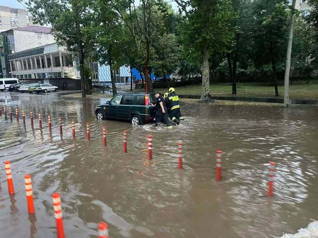 Inundaţii şi pene de curent în Republica Moldova. A fost afectată inclusiv infrastructura feroviară. Maia Sandu: „Ultimele 24 de ore au fost foarte complicate pentru ţara noastră”