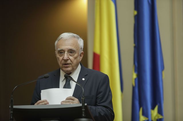Guvernatorul BNR: Continuarea corecţiei fiscale este esenţială, inclusiv pentru stabilitatea aceasta a cursului / Ceea ce poate să împingă în sus creşterea economică sunt investiţiile. Şi în special investiţiile din surse externe