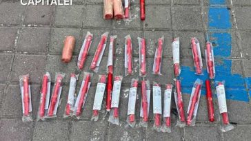 Peste 30 de torţe şi petarde, găsite de jandarmi în instalaţia de sonorizare a unui autovehicul/ Verificările, în contextul fanilor lui Max Korzh în Piaţa Constituţiei – VIDEO