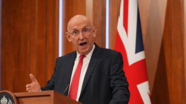 Semnalul GPS al avionului ministrului britanic al Apărării a fost bruiat în apropierea Rusiei. Piloţii au fost nevoiţi să recurgă la metode alternative pentru a determina poziţia avionului
