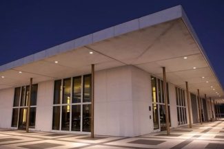 Un judecător american dispune eliminarea numelui lui Trump de pe faţada Centrului Kennedy