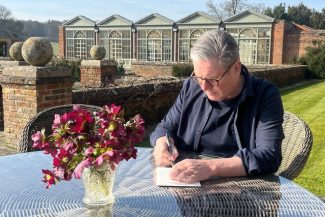 Partidul Laburist al lui Keir Starmer a fost „pedepsit” la alegerile locale, în timp ce populiştii din Reform UK al lui Nigel Farage au obţinut noi victorii electorale. Ce spune premierul britanic