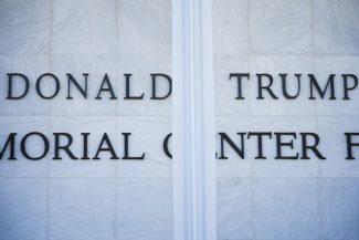 Trump anunţă coleric pe Truth Social că renunţă la controlul Kennedy Center, în urma înfrângerii judiciare suferite, şi că vrea să-l transmită Congresului