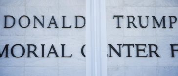 Trump anunţă coleric pe Truth Social că renunţă la controlul Kennedy Center, în urma înfrângerii judiciare suferite, şi că vrea să-l transmită Congresului