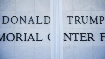 Trump anunţă coleric pe Truth Social că renunţă la controlul Kennedy Center, în urma înfrângerii judiciare suferite, şi că vrea să-l transmită Congresului