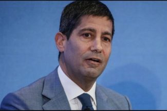 Kevin Warsh obţine aprobarea Senatului pentru funcţia de viitor preşedinte al Fed. Confirmarea lui pe criterii partizane reflectă îngrijorarea cu privire la independenţa Fed. Trump l-a ales în speranţa că va reduce ratele dobânzilor, dar inflaţia creşte