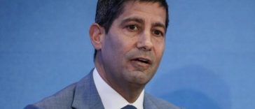 Kevin Warsh obţine aprobarea Senatului pentru funcţia de viitor preşedinte al Fed. Confirmarea lui pe criterii partizane reflectă îngrijorarea cu privire la independenţa Fed. Trump l-a ales în speranţa că va reduce ratele dobânzilor, dar inflaţia creşte