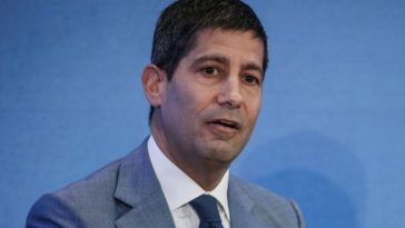Kevin Warsh obţine aprobarea Senatului pentru funcţia de viitor preşedinte al Fed. Confirmarea lui pe criterii partizane reflectă îngrijorarea cu privire la independenţa Fed. Trump l-a ales în speranţa că va reduce ratele dobânzilor, dar inflaţia creşte
