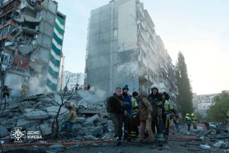Cel puţin un mort şi 16 răniţi la Kiev într-un atac rus vast cu dronă şi rachetă balistică