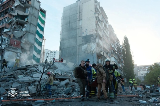 Cel puţin un mort şi 16 răniţi la Kiev într-un atac rus vast cu dronă şi rachetă balistică