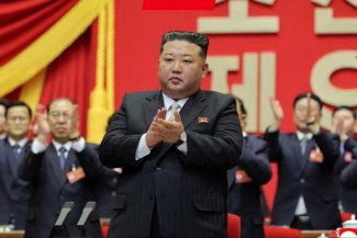 Coreea de Nord poate lansa acum „automat” un atac nuclear, în cazul în care Kim Jong-un este asasinat. Dictatura nord-coreeană şi-a revizuit Constituţia în acest sens, după asasinarea liderului suprem iranian