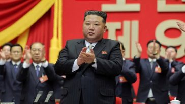 Coreea de Nord poate lansa acum „automat” un atac nuclear, în cazul în care Kim Jong-un este asasinat. Dictatura nord-coreeană şi-a revizuit Constituţia în acest sens, după asasinarea liderului suprem iranian