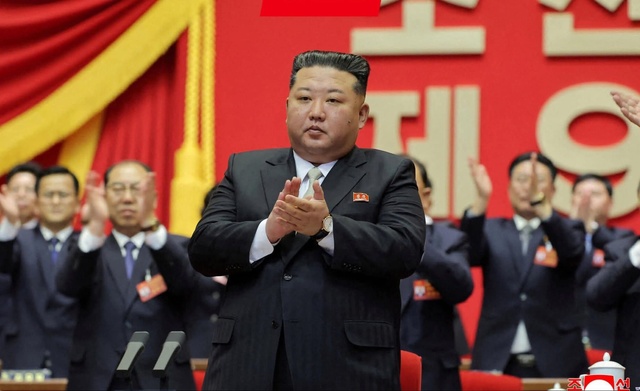 Coreea de Nord poate lansa acum „automat” un atac nuclear, în cazul în care Kim Jong-un este asasinat. Dictatura nord-coreeană şi-a revizuit Constituţia în acest sens, după asasinarea liderului suprem iranian