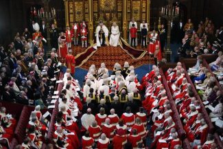Discursul Regelui Charles în Parlamentul britanic, pus în umbră de cea mai mare provocare prin care trece premierul Keir Starmer până acum