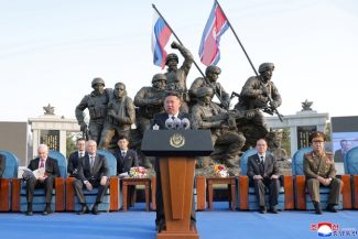 Coreea de Nord şterge o clauză din Constituţie privind reunificarea cu Coreea de Sud. Constituţia revizuită, revizuită în martie, cuprinde o nouă clauză care delimitează teritoriul nord-coreean, care include Coreea de Sud