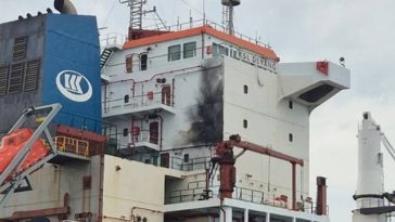 Un cargou chinez, KSL DEYANG, sub pavilionul Insulelor Marshall, lovit de o dronă rusească, în largul portului Odesa, cu o zi înainte de o întâlnire a lui Putin cu Xu în China. Altă navă, sub pavilionul Guineei-Bissau, atinsă de o dronă în aceeaşi zonă