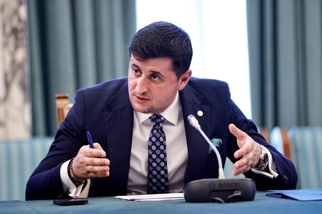 Iniţiativă legislativă prin care orice instituţie publică va avea obligaţia să anunţe cu cel puţin 60 de zile înainte de expirarea unui document, aviz sau autorizaţie. Lucian Rusu (PNL): Statul trebuie să prevină problemele, nu să le constate după ce apar