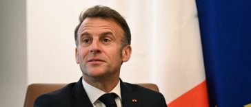 Macron condamnă, într-o convorbire la telefon cu preşedintele iranian Massoud Pezeshkian, ”atacurile nejustificate” împotriva unor infrastructuri civile în EAU şi ”mai multor nave”. Ei au discutat despre misiunea în vederea unei securizări a navigaţiei în