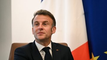Macron condamnă, într-o convorbire la telefon cu preşedintele iranian Massoud Pezeshkian, ”atacurile nejustificate” împotriva unor infrastructuri civile în EAU şi ”mai multor nave”. Ei au discutat despre misiunea în vederea unei securizări a navigaţiei în