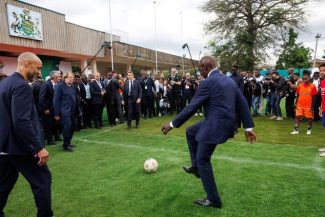 Macron joacă fotbal, la Nairobi, în marja summitului Africa Forward, cu omologii săi din Kenya şi Senegal