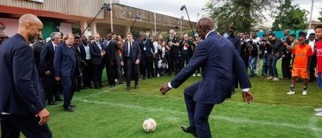 Macron joacă fotbal, la Nairobi, în marja summitului Africa Forward, cu omologii săi din Kenya şi Senegal