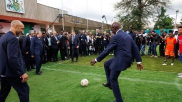 Macron joacă fotbal, la Nairobi, în marja summitului Africa Forward, cu omologii săi din Kenya şi Senegal