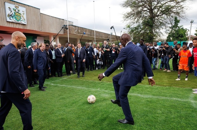 Macron joacă fotbal, la Nairobi, în marja summitului Africa Forward, cu omologii săi din Kenya şi Senegal