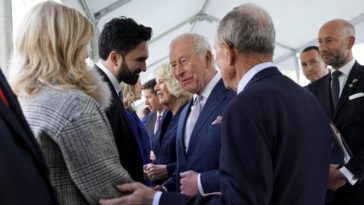 Primarul New Yorkului Zohran Mamdani îi cere regelui Charles al III-lea să înapoieze diamantul Coroanei Koh-i-Noor, de 108,5 carate, cerut de către India. Partidul antimigraţie Reform UK denunţă o ”insultă la adresa regelui nostru”