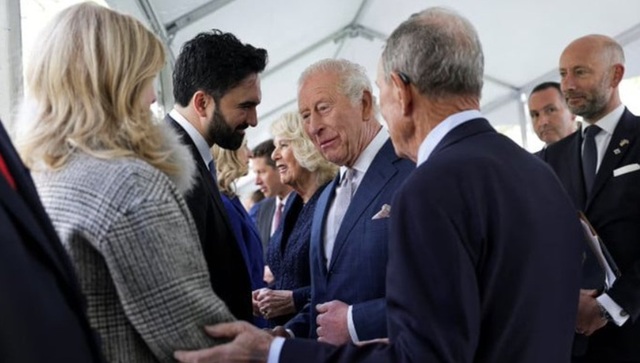 Primarul New Yorkului Zohran Mamdani îi cere regelui Charles al III-lea să înapoieze diamantul Coroanei Koh-i-Noor, de 108,5 carate, cerut de către India. Partidul antimigraţie Reform UK denunţă o ”insultă la adresa regelui nostru”