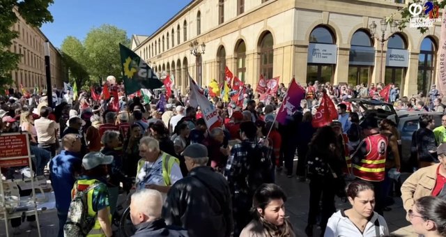 Între 150.000 şi 300.000 de oameni au manifestat în Franţa, cerând ca 1 Mai să rămână zi liberă inclusiv pentru angajaţii din brutării
